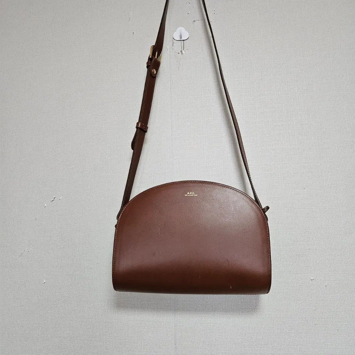 APC ハーフムーン ショルダーバッグ ブラウン