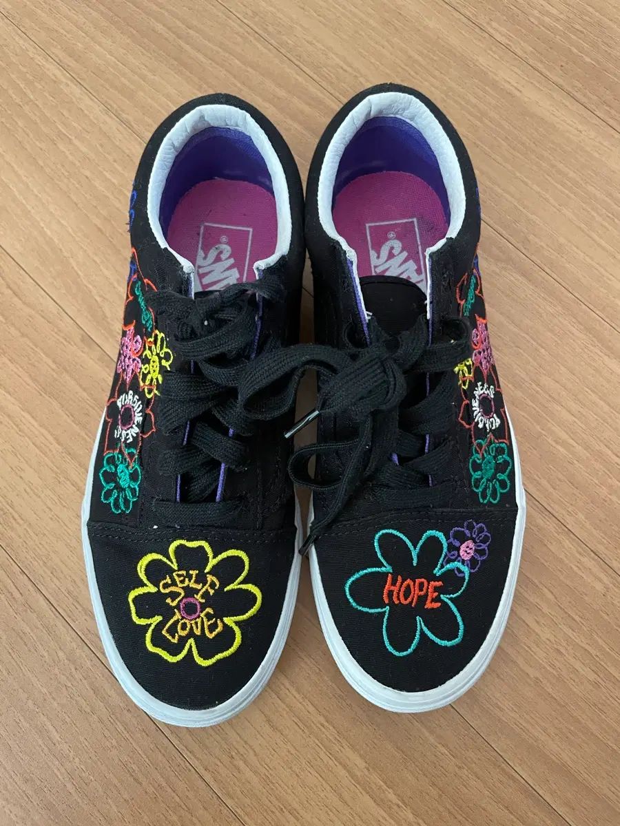 VANS オールドスクール 花刺繍 スニーカー ブラック 7,677円