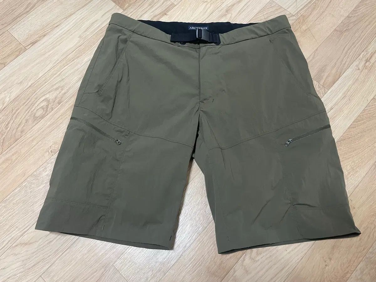 ARC'TERYX ハーフパンツ オリーブ