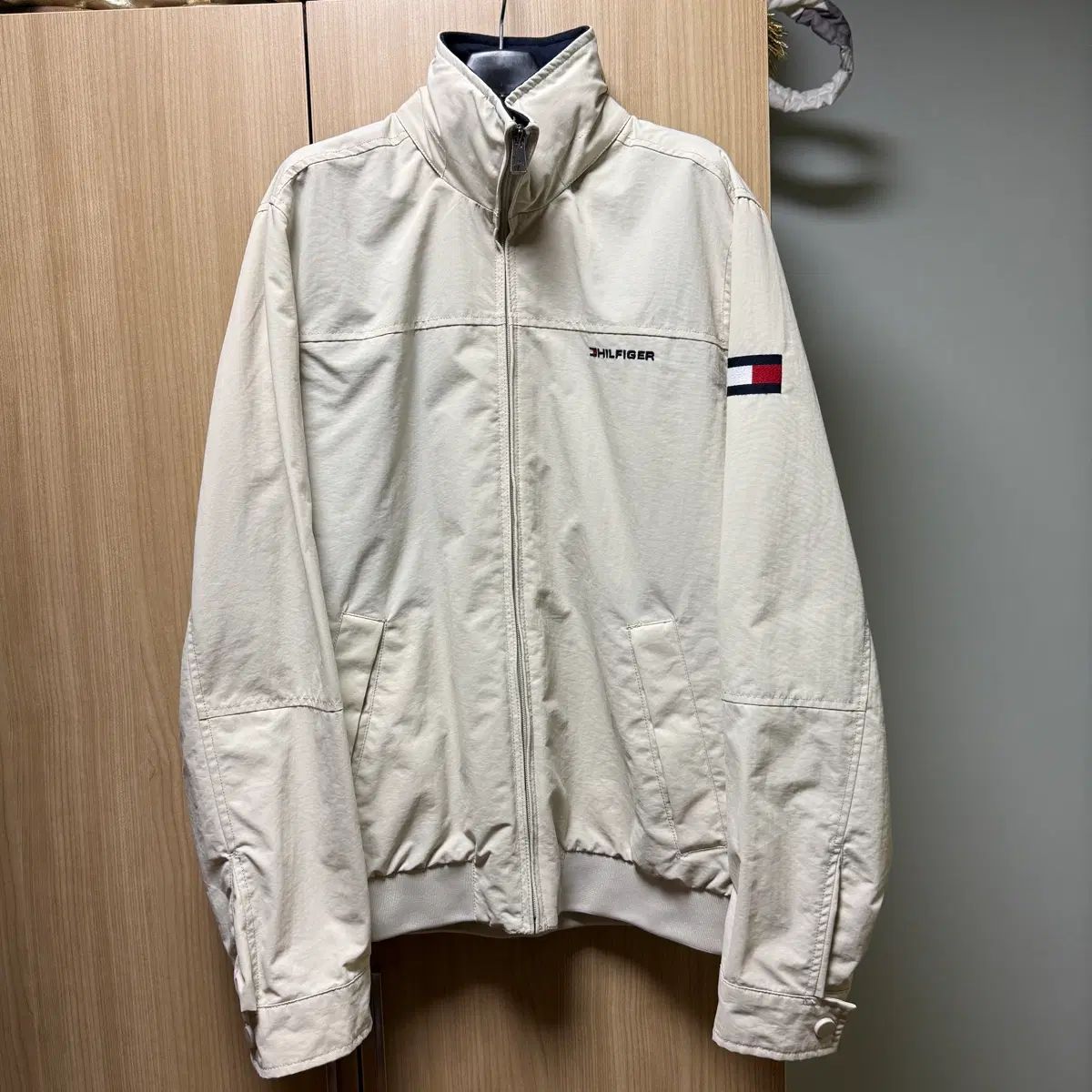 タミーヒルフィガー (Tommy Hilfiger) 機能性ウィンドブレーカー (メンズ S/P サイズ) - 状態良し