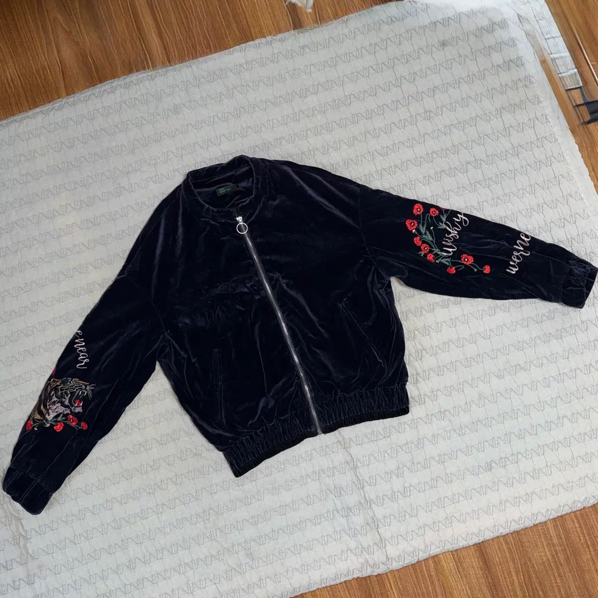 ベネトン ネイビー ツアーベルベット 刺繍 アウター ブルゾン ジャケット 服 6,592円