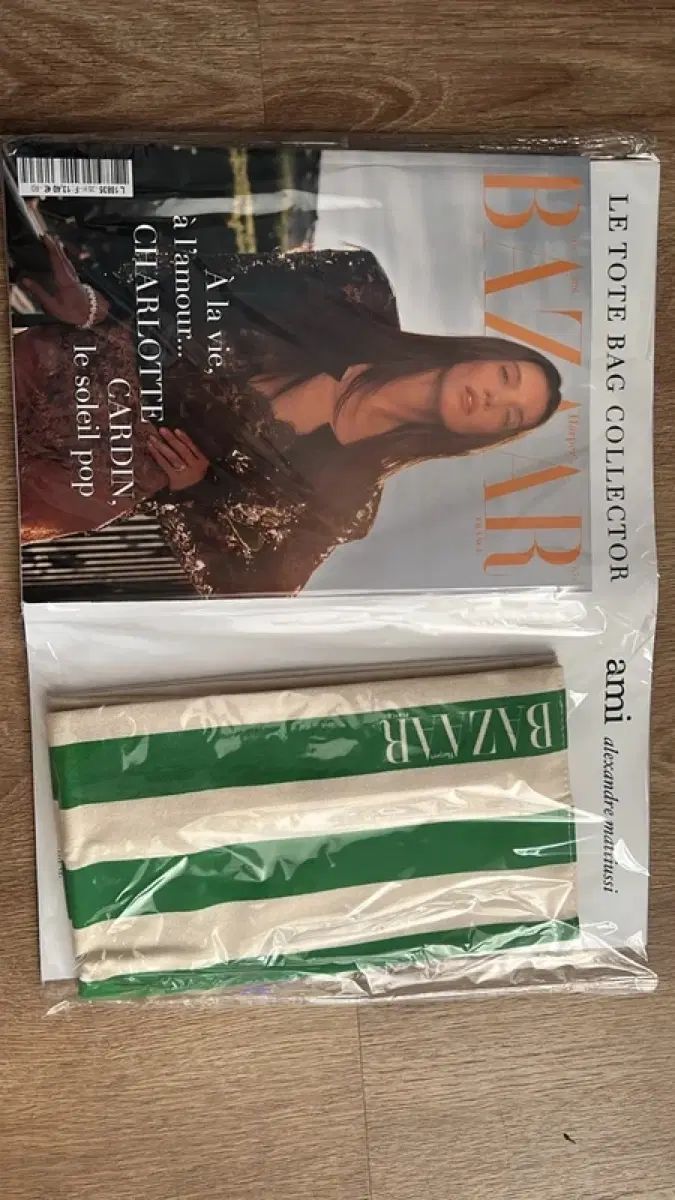Ami x Harpers Bazaar ミニ トートバッグ (限定モデル) 21,378円