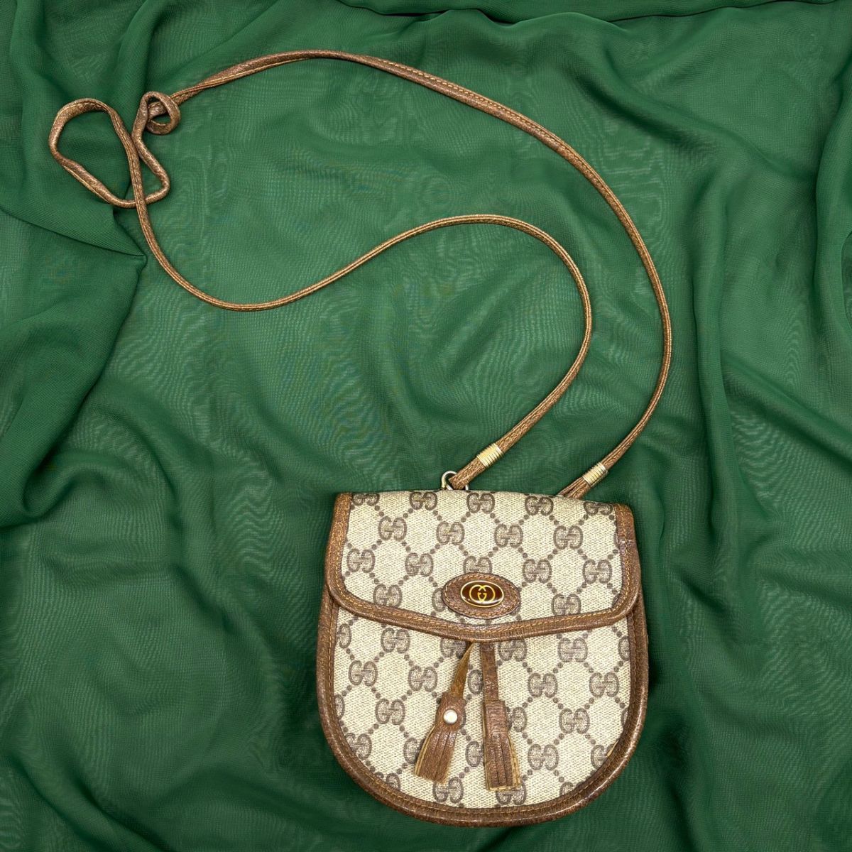 【馬蹄型に宿る品格】　GUCCI　ショルダーバッグ GGスプリーム タッセル ヴィンテージ サドルバッグ オールドグッチ　ブラウン
