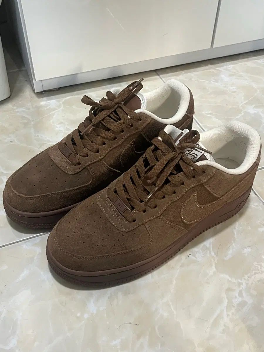 (W) ナイキ エアフォース 1 '07 カカオ ワウ 275 10,410円