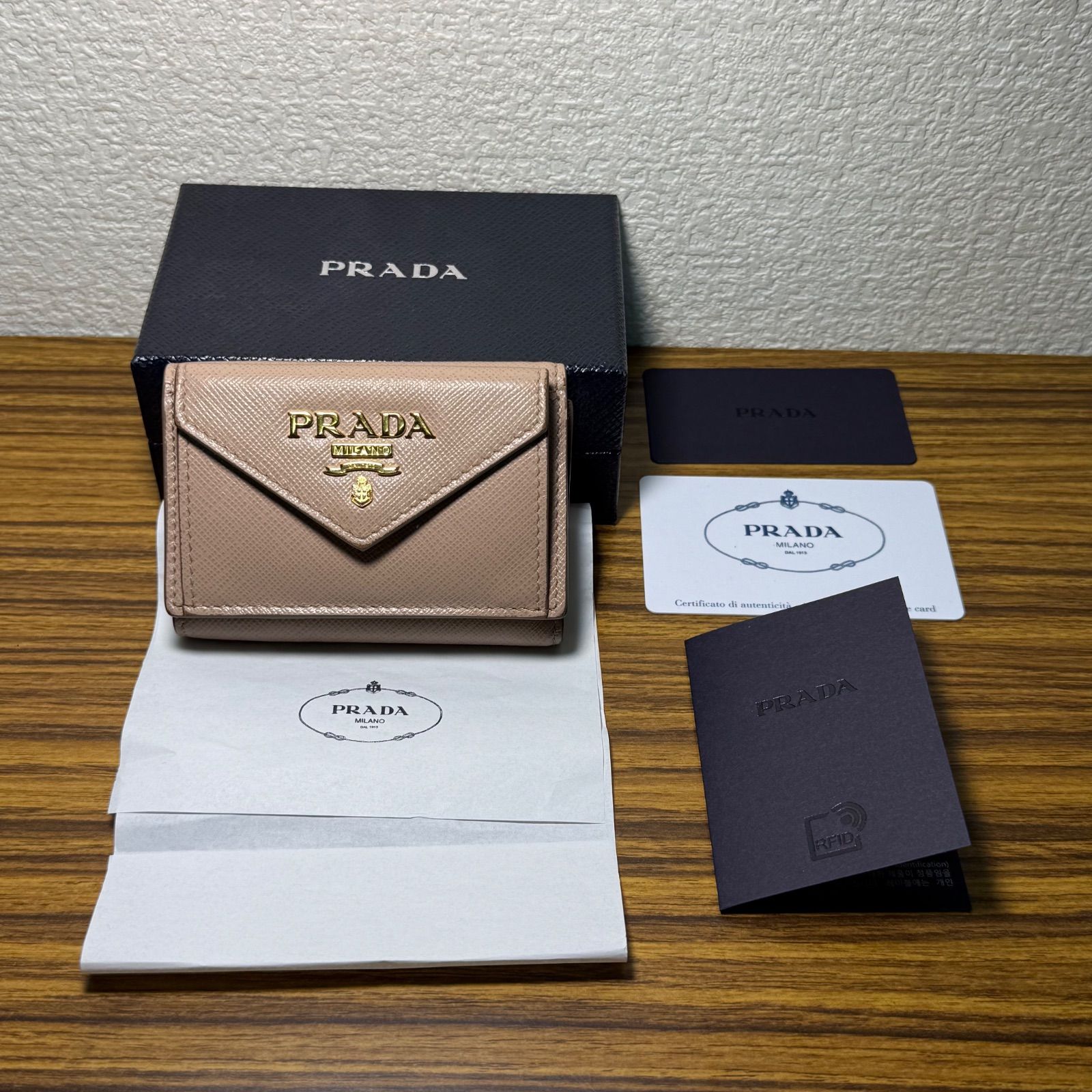 【美品・付属品完備】プラダ 三つ折り財布 サフィアーノメタル チプリア