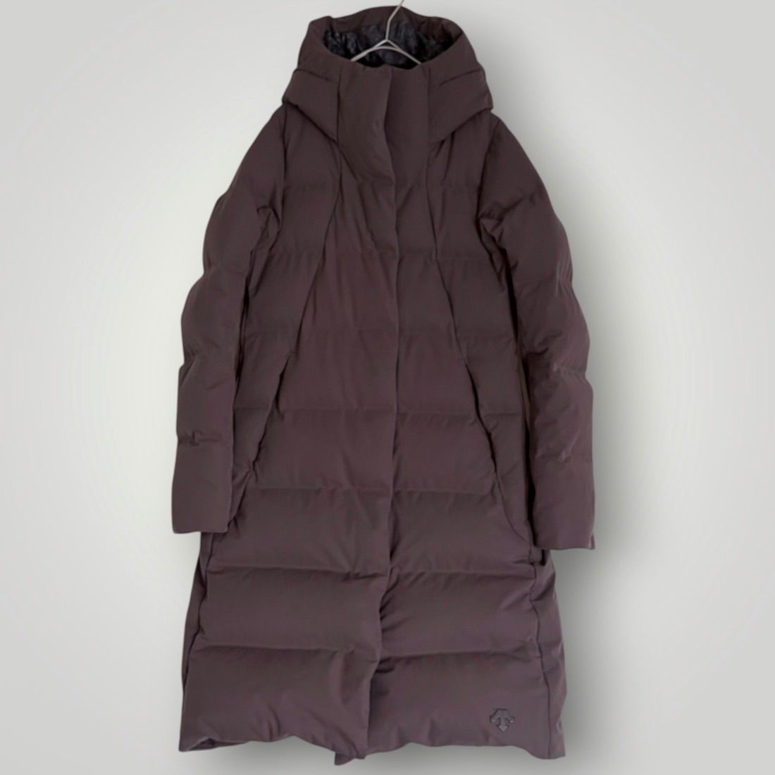 【渋谷PARCO限定カラー/ココア】 デサント　DESCENTE　ほぼ日の水沢ダウン2019　レディス・ロングロング　ダウンコート　BOAシステム　ニットプリント　ブラウン