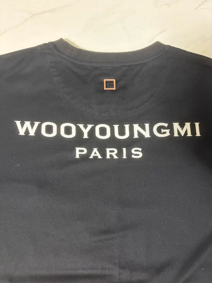 ウーヨンミ ロゴ 半袖Tシャツ (ローズゴールド) 11,336円