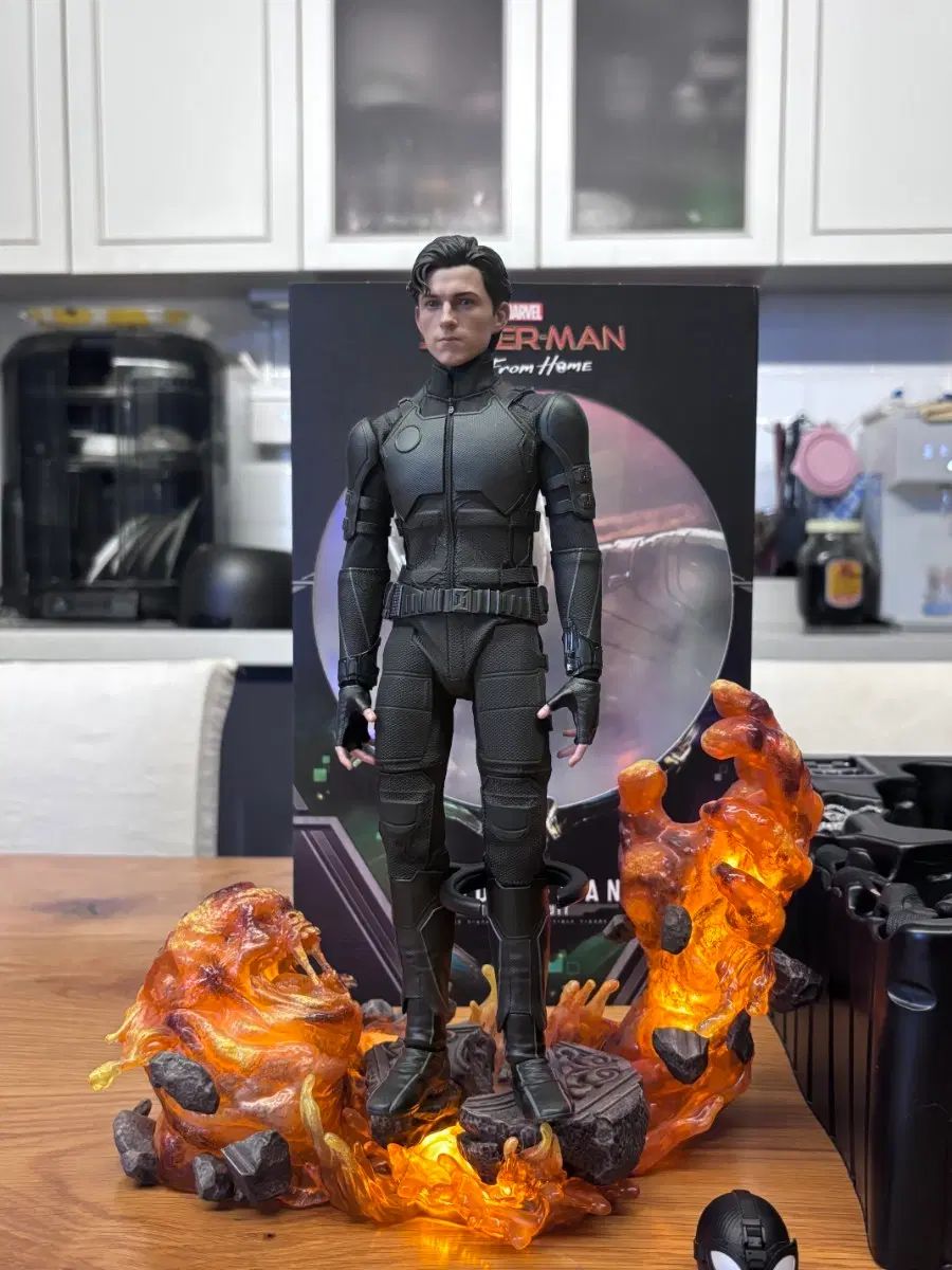 ホットトイズ スパイダーマン ステルススーツ 一般 + トム・ホランド ヘッド 含む + ジオラマ ベース