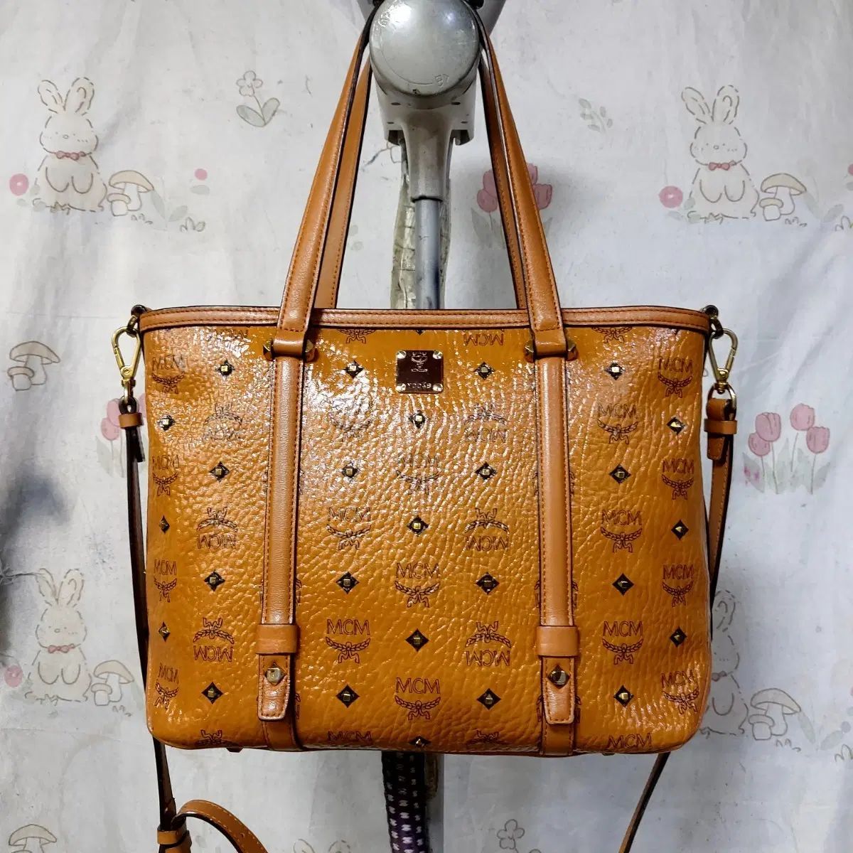 MCM ヴィセトス (スタッズ バイカラー) ショルダーバッグ 18,130円