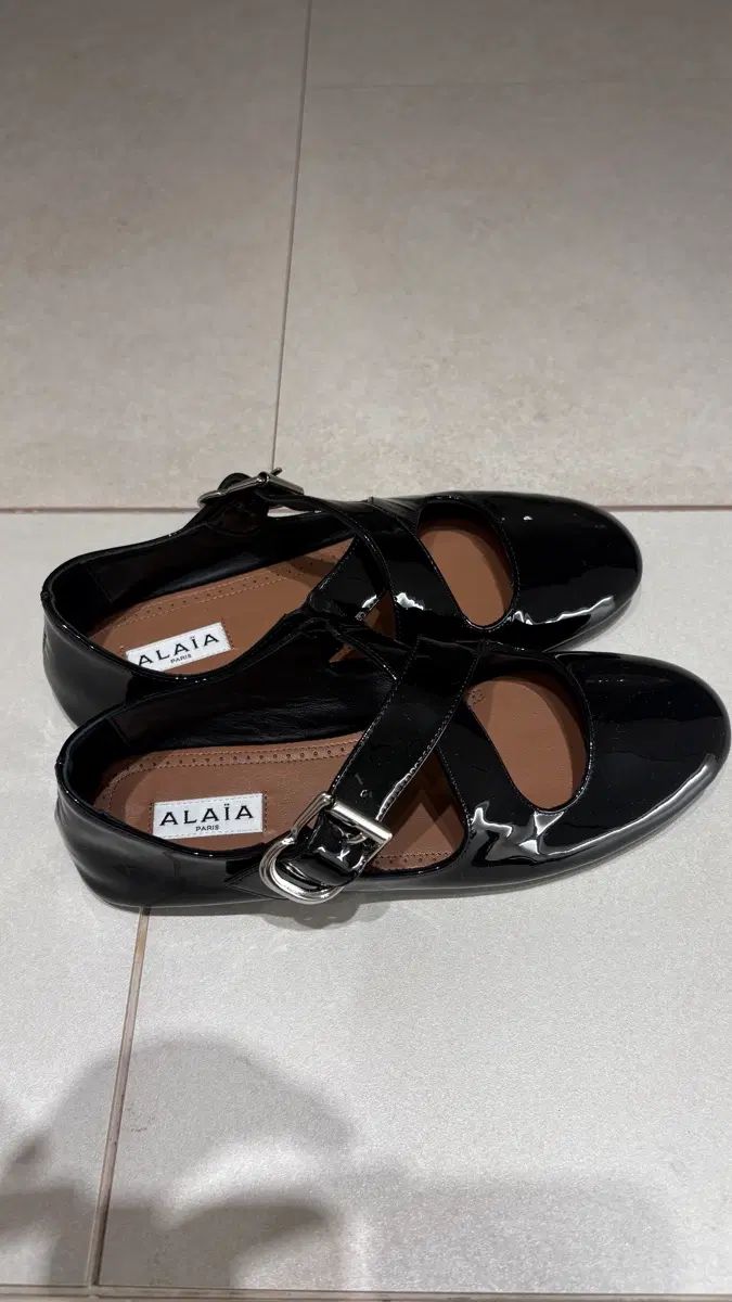 アライア alaia バックル ストラップ バレリーナ フラット