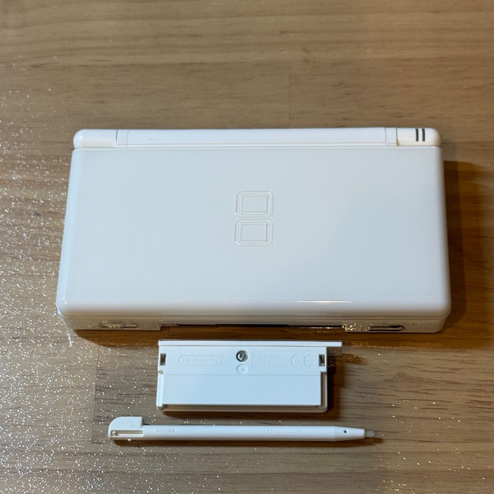 8-107 Nintendo DS Lite Crystal White