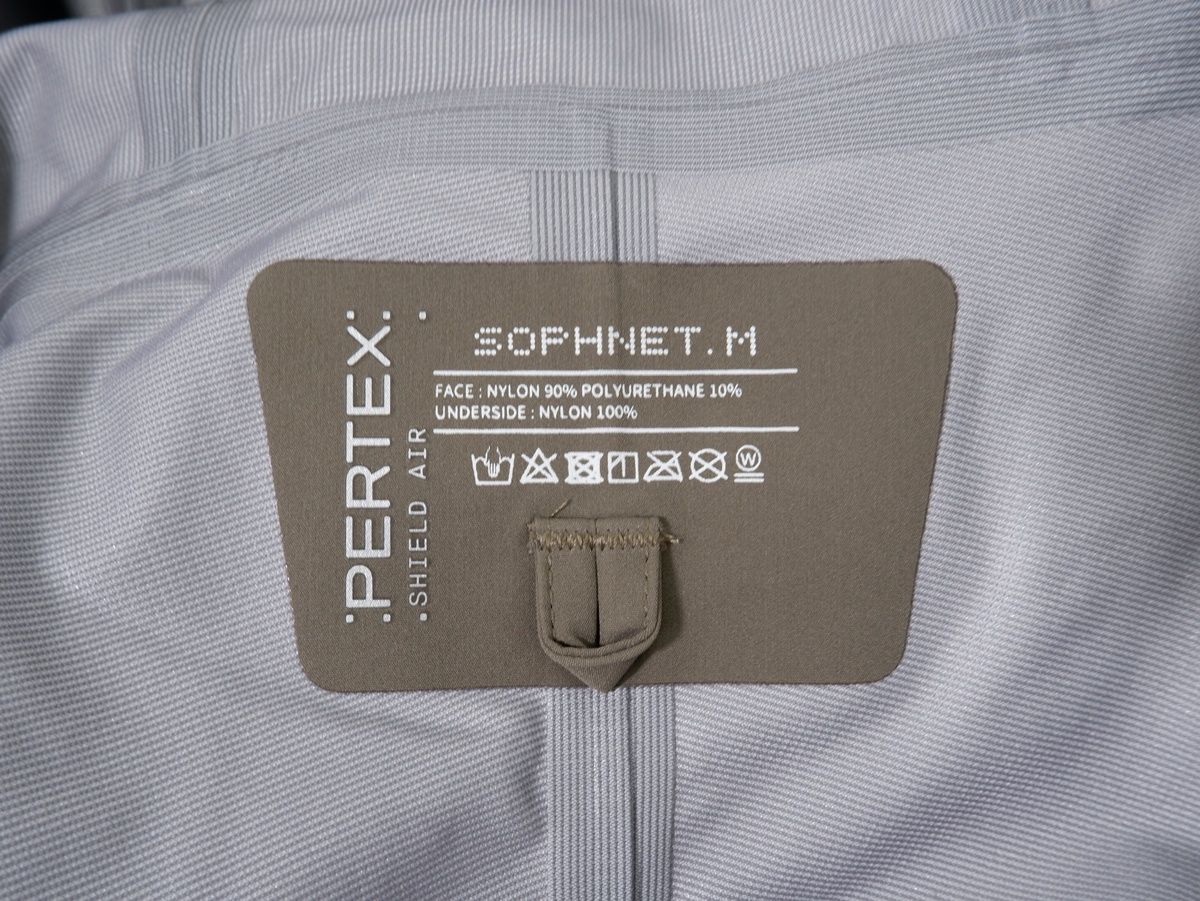 https://assets.mercari-shops-static.com/-/large/plain/2JVn3nasSRmHzDUqAtJDn9.jpg@jpg