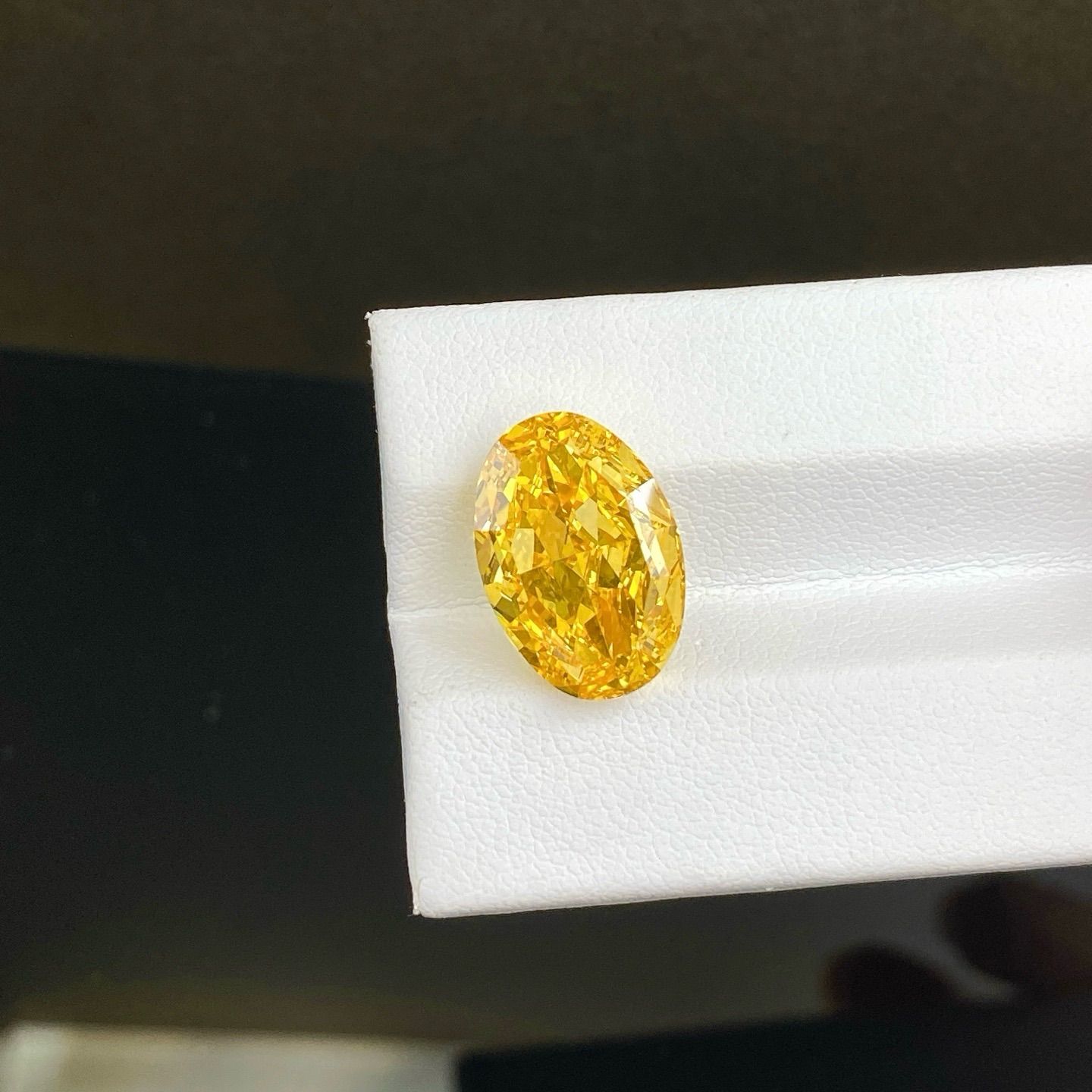 【IGI鑑定書付】10.00ct Fancy Intense Yellow VS1 ラボグロウンダイヤモンド オーバルカット