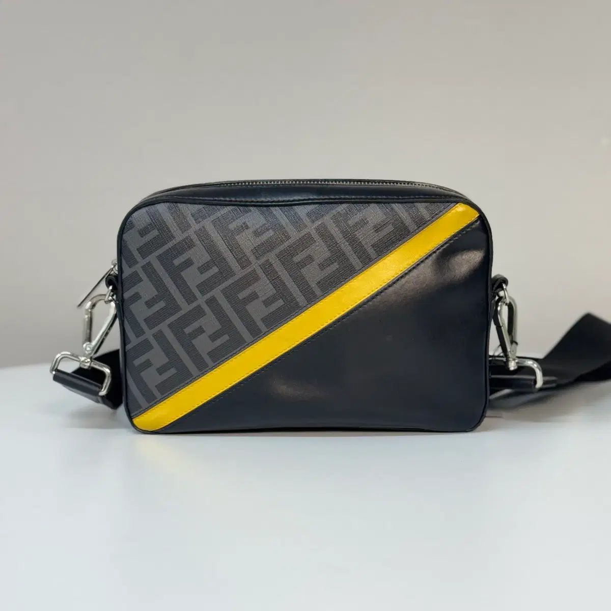 FENDI フェンディ FFロゴ クロスバッグ 71,484円