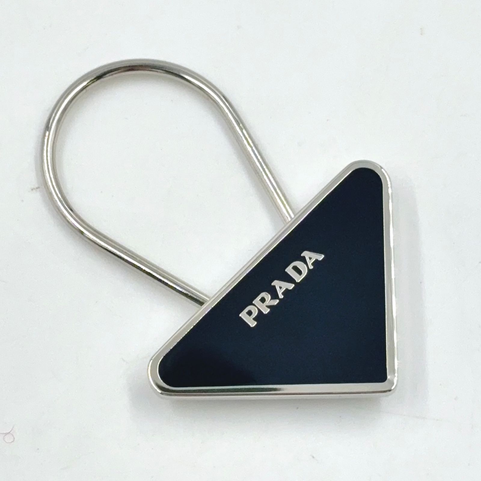 【新着】PRADA 三角ロゴプレート キーリング メタル シルバー ブラック キーホルダー