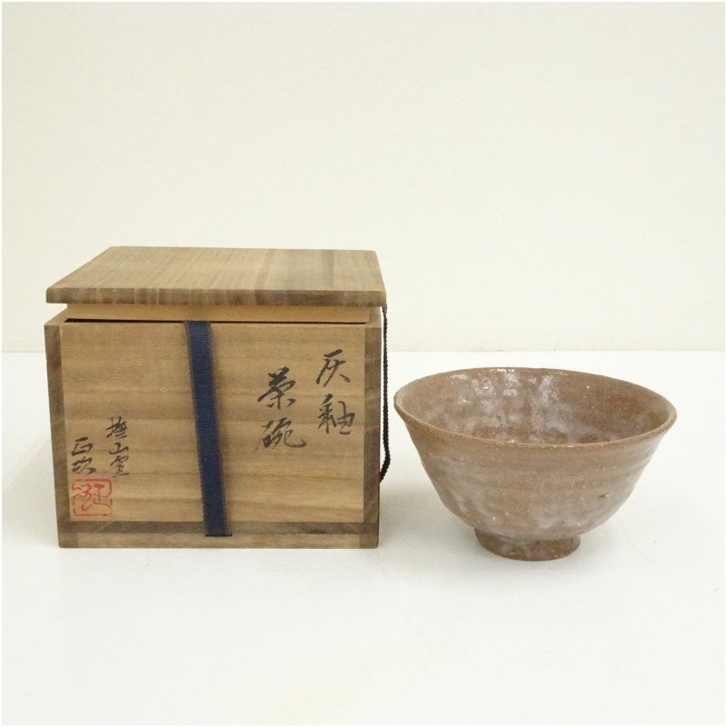 伊豆蔵正次造　灰釉茶碗（共箱） 茶道 抹茶 おしゃれ 抹茶茶碗 抹茶碗 和食器 レトロ 茶器 骨董 茶わん 茶会 茶の湯