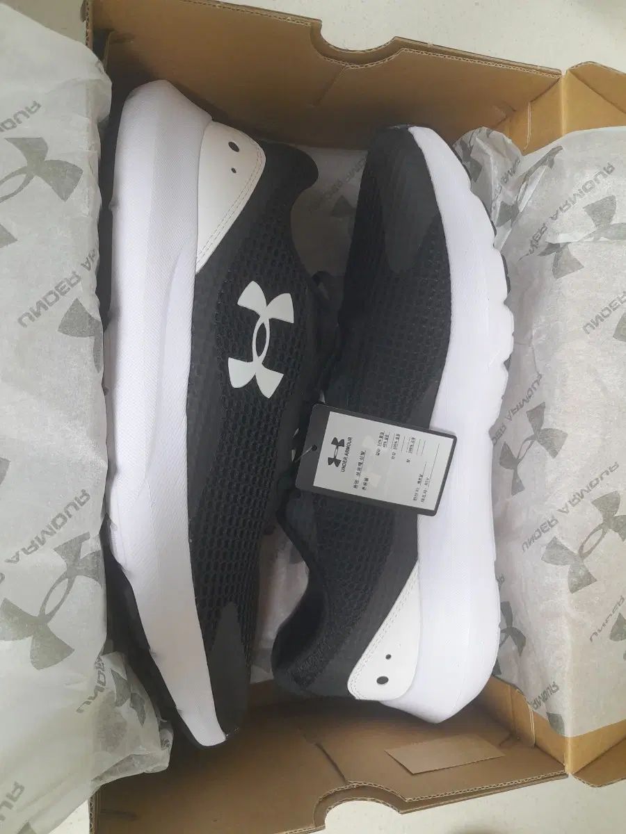 (新品)UNDER ARMOUR アンダーアーマー スニーカー 280mm ブラック