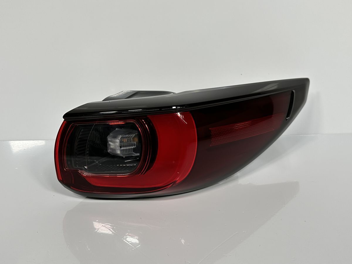 美品/破損キズなし CX-5 KFEP KF2P KF5P 後期 純正 右テールランプ Assy 外側 LED KSD4-51-150 KSD4-51150 W6908 0 管理36953