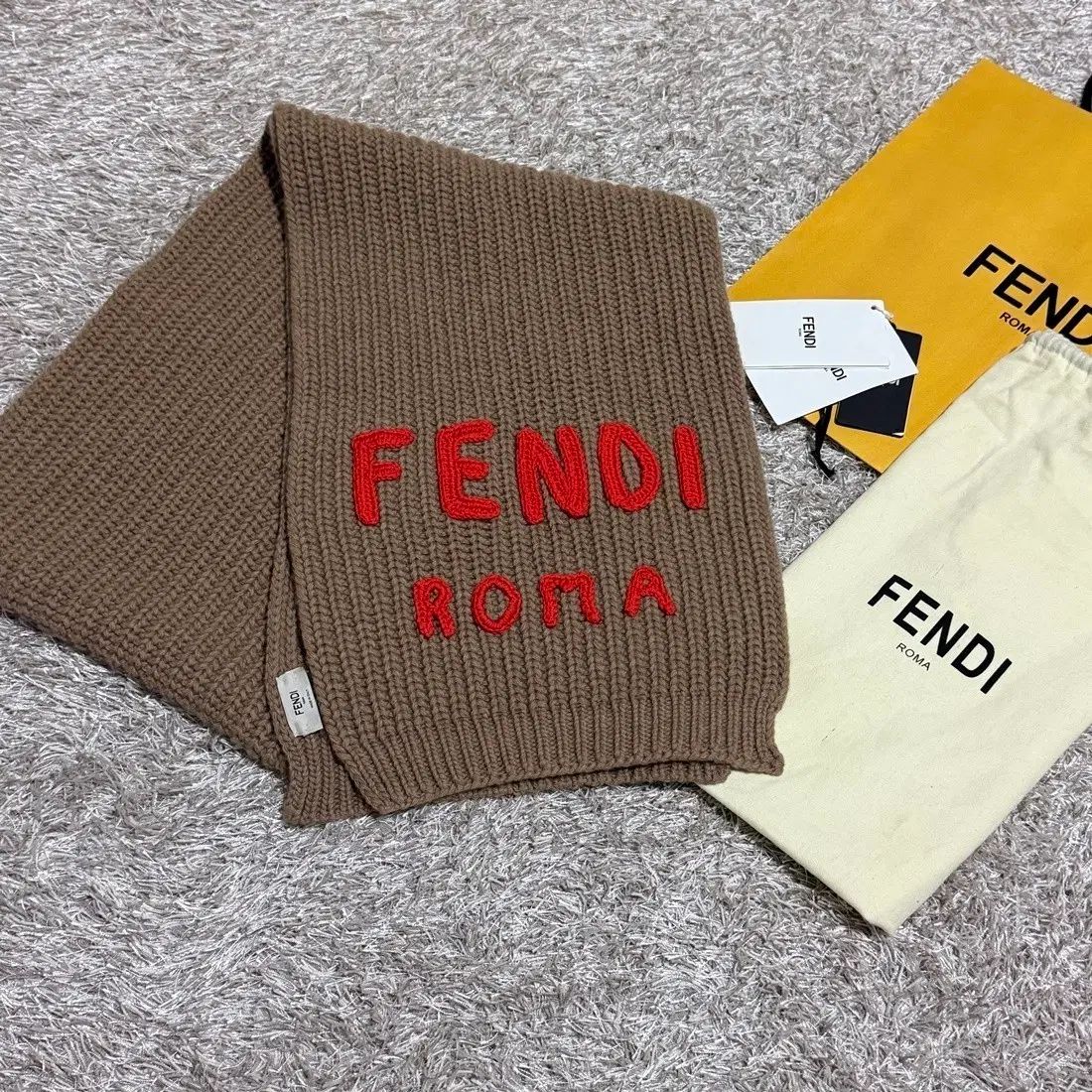 FENDI フェンディ ロゴ エンブロイダリー ウール マフラー 97,094円
