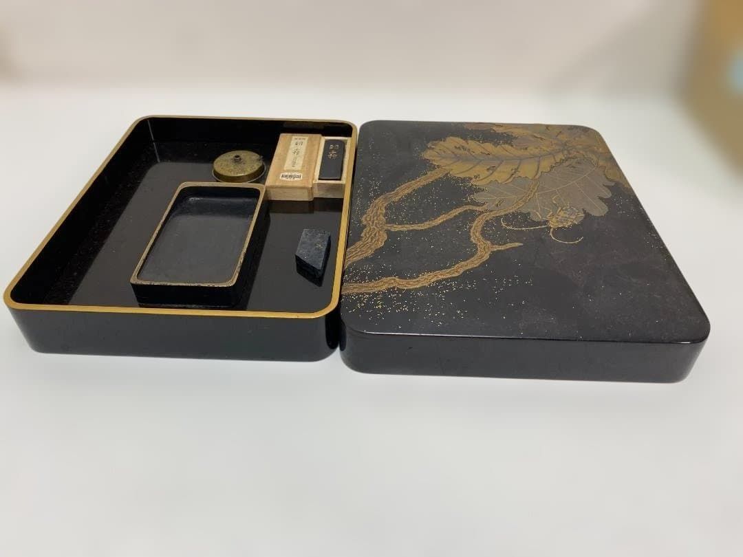 高蒔絵 梨地 葉文 昆虫 漆器 硯箱 蒔絵 硯 金属水滴 呉竹精昇堂 仮名用墨 朝月 骨董 古美術 書道具一式 全体的に状態が悪い　260824-4 6,660円