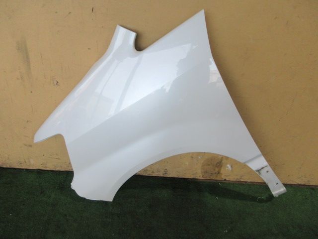 左フロントフェンダー　042　 トヨタ ヴォクシーCBA-AZR65G H17年　　HSP2005-L 6,160円