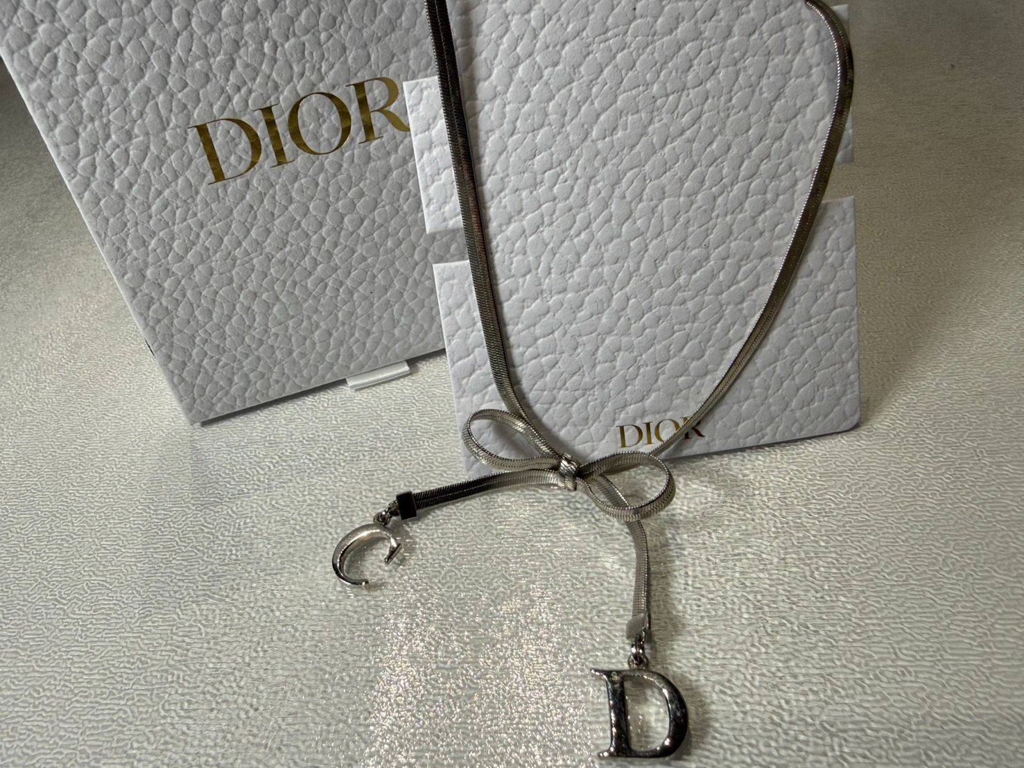 Christian Dior リボン CDチャーム スネークチェーン ネックレス シルバーカラー 16,500円