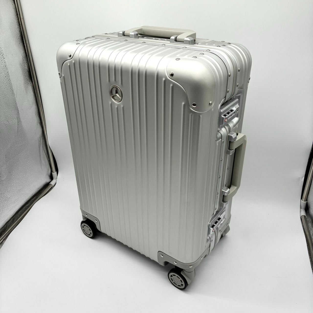 【非売品・極美品】メルセデス・ベンツ オリジナル アルミスーツケース　32L　機内持ち込み　シルバー　Mercedes-Benz　出張　旅行