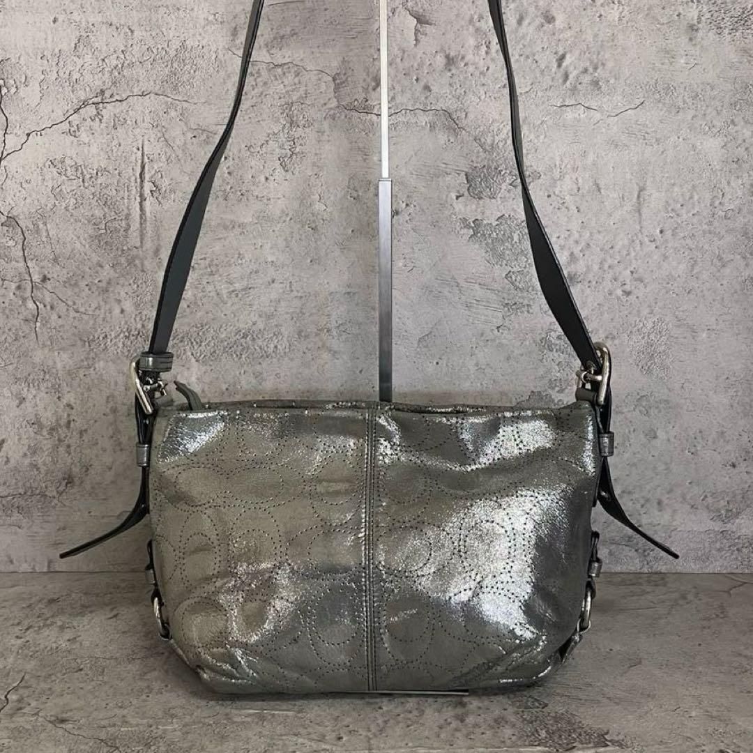 美品　Coach Perforated Signature Shoulder bag　コーチ ショルダーバッグ シグネチャー パンチング メタリック シルバー レザー 7,400円