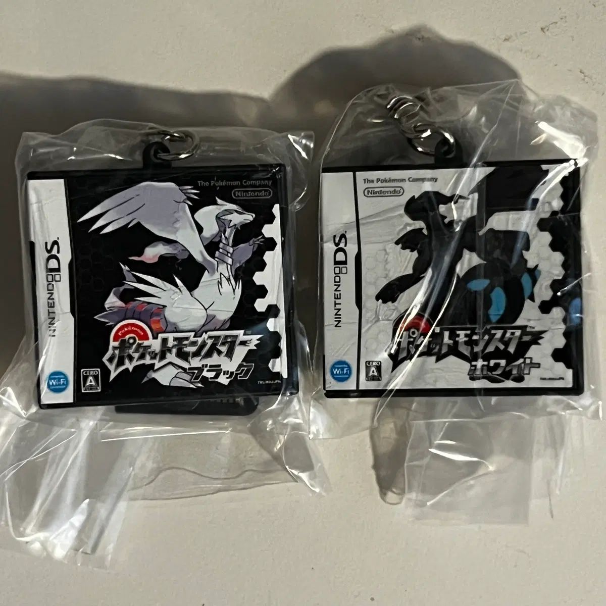 (最安値 まとめ売り) ポケットモンスター ポケットモンスター カートリッジ キーホルダー ブラック ホワイト チップ 5,867円