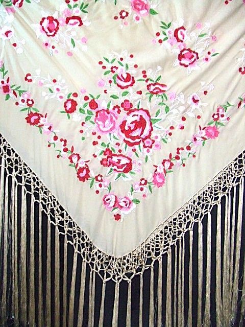 ライトベージュ地カラー刺繍　フラメンコ踊り専用大判マントン　約140cm角～150cm角フリンジ約55cm　約1000g以上