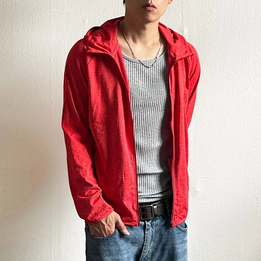 UNIQLO レッド WHOジップアップ 8,291円