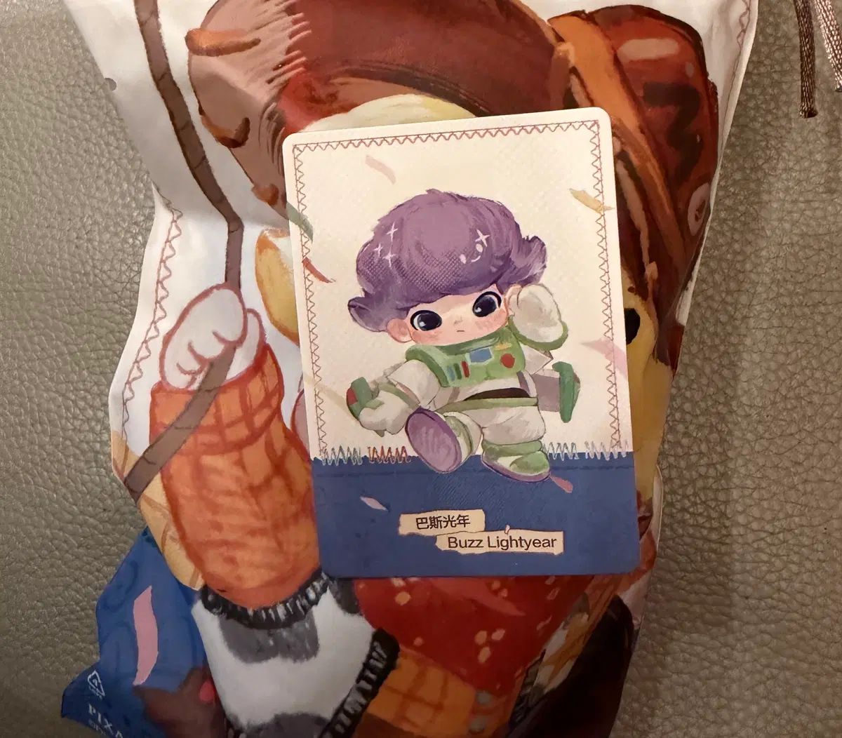 正規品 POP MART (ポップマート) DIMOO（ディムー） WORLD x Pixar(ピクサー) シリーズ ぬいぐるみ キーホルダー シークレットハニー (SAMSUNG GALAXY BUDS) 開封のみ 新品
