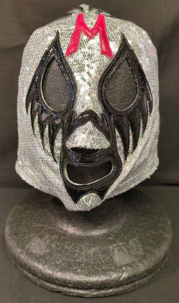 プロレスマスク ブシオ製【ミル・マスカラス(銀スパンコール生地×黒・赤フチ)】タグなし サイン入り チャックタイプ