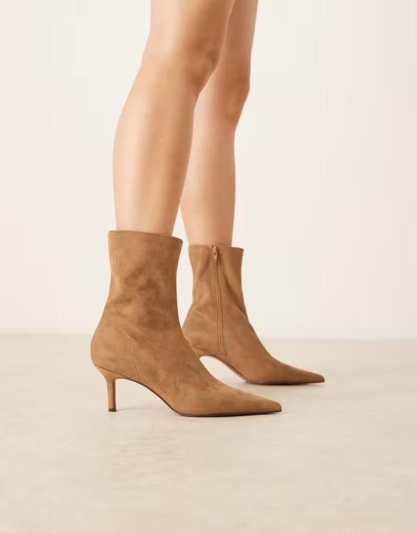 エイソス レディース シューズ ブーツ・レインブーツ スエード アンクル ヒール ASOS DESIGN Wide Fit Rosalind kitten heel ankle boots in sa