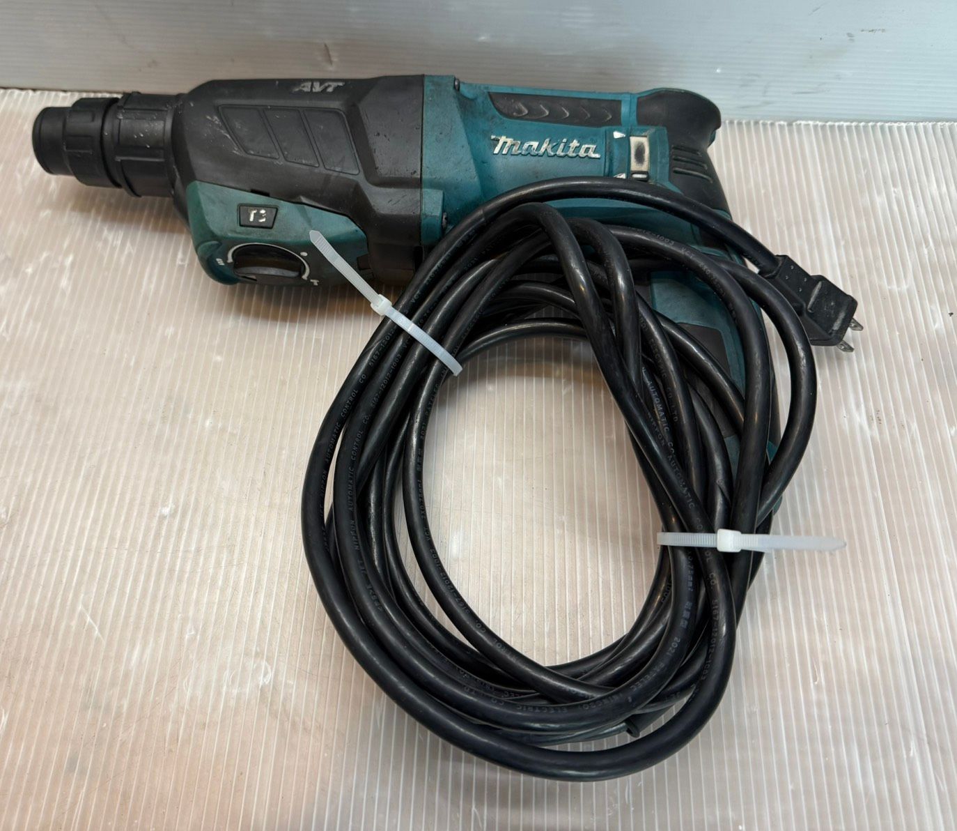 S05050 マキタ（Makita）　コード式ハンマドリル　HR2631F AVT（低振動機構）搭載モデル　SDSプラスシャンク対応 9,125円