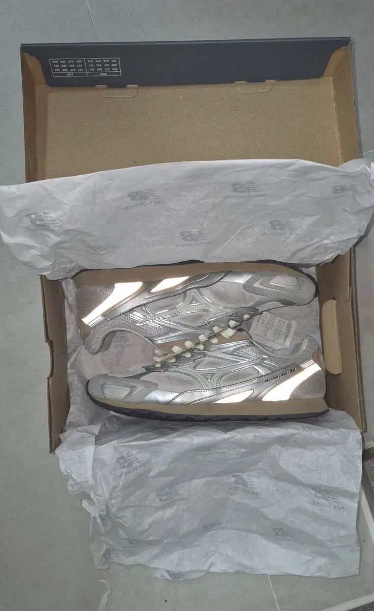 ミズノ MIZUNO LOGOs 60s 2K スニーカー ランニングシューズ 白 シルバー 270mm