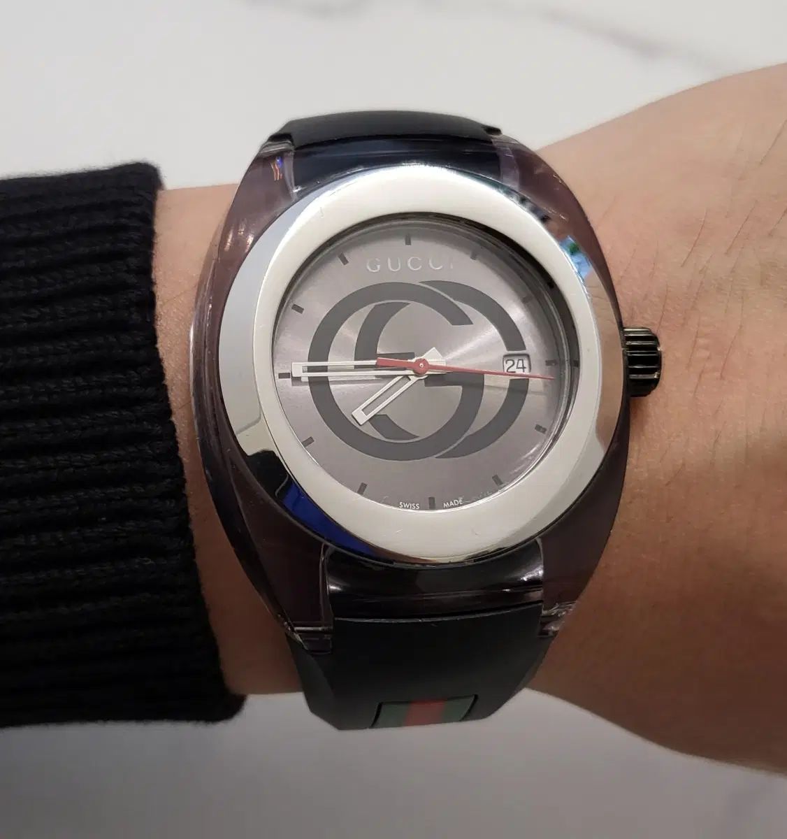 グッチ メンズ シンク ラバー クォーツ 46mm 時計 ブレスレット 26,922円