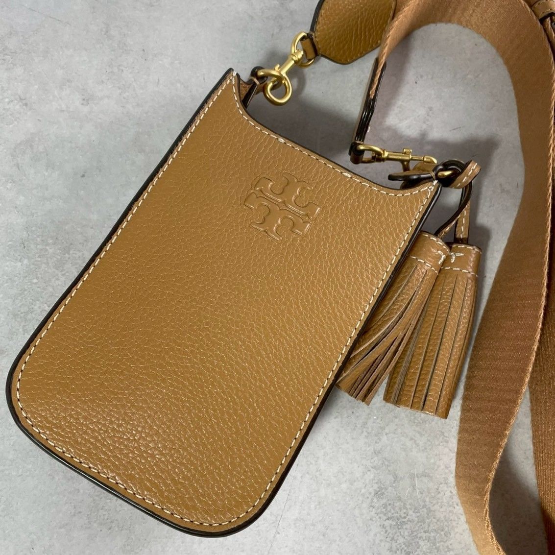 極美品✨TORY BURCH トリーバーチ　スマホショルダーバッグ iphone 携帯 フォンショルダー タッセル クロスショルダー レザー キャメルブラウン ユニセックス 男女兼用