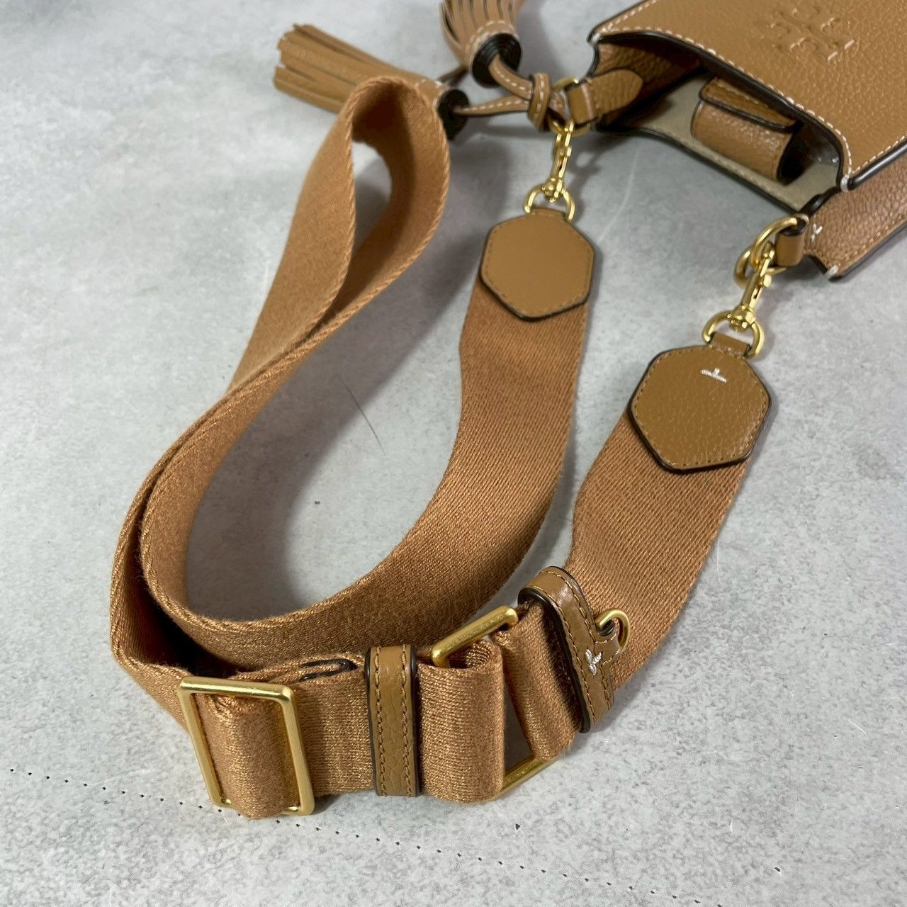 極美品✨TORY BURCH トリーバーチ　スマホショルダーバッグ iphone 携帯 フォンショルダー タッセル クロスショルダー レザー キャメルブラウン ユニセックス 男女兼用