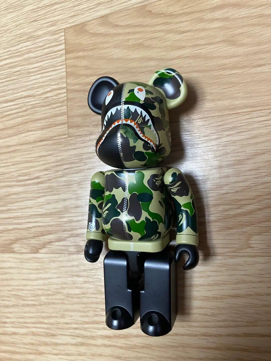 BE@RBRICK(ベアブリック) A BATHING APE アベイシングエイプ カモフラージュ シャーク 超合金 200% 出品 27,016円