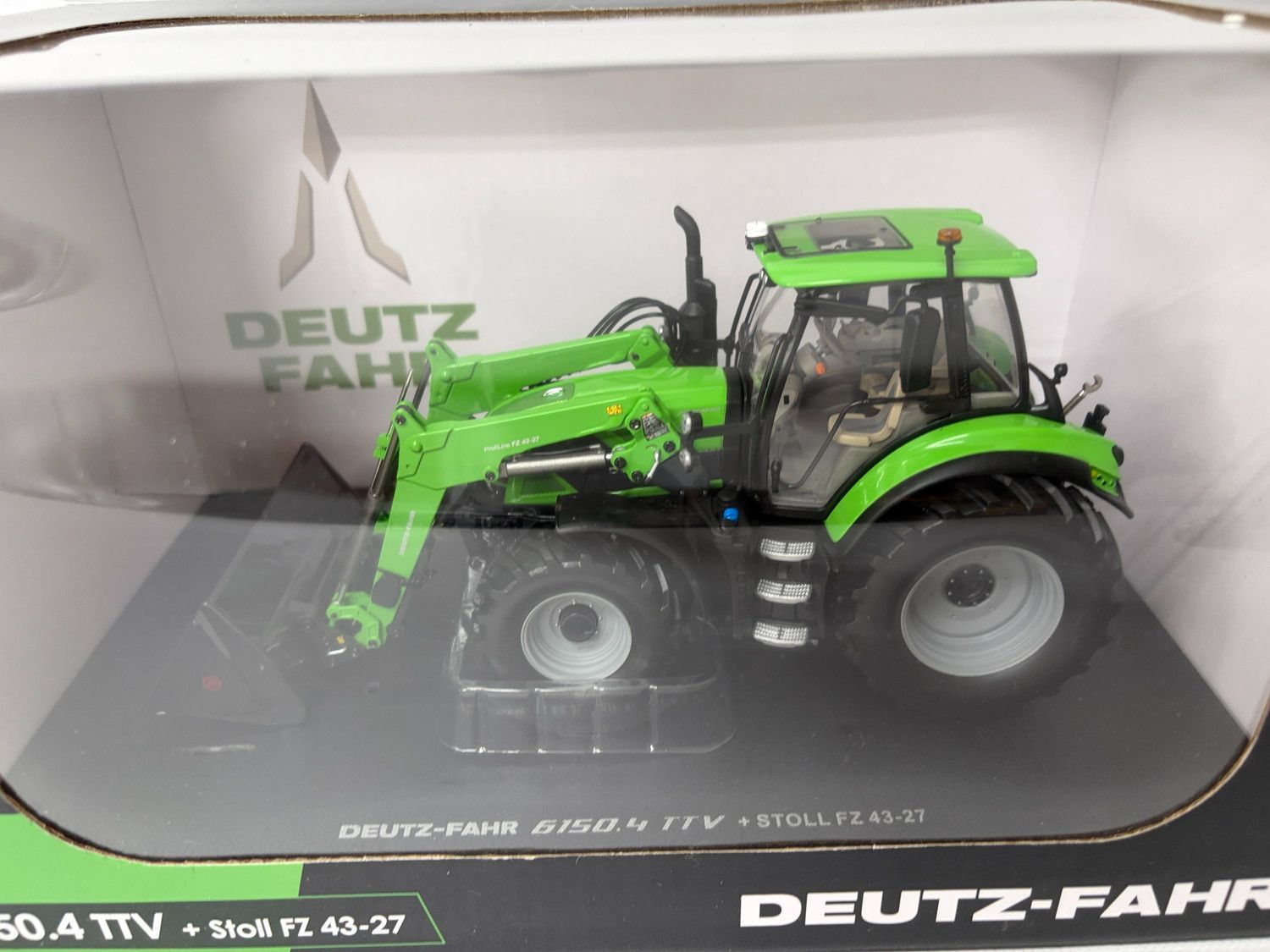DEUTZ FAHRドイツファール 6150.4 TTV 2018 TRACTORトラクター WITH FZ 47 23 FRONT / Universal Hobbies 1/32 ミニカー