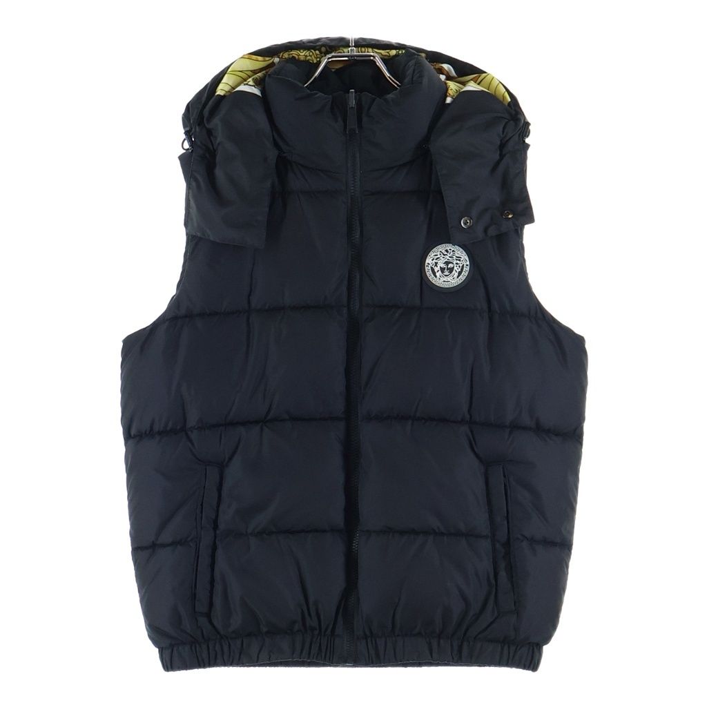 VERSACE (ヴェルサーチ) メデューサ ラバーワッペンロゴ リバーシブル バロック柄プリント ダウンベスト ブラック/イエロー 1012179/1A08844 35,750円