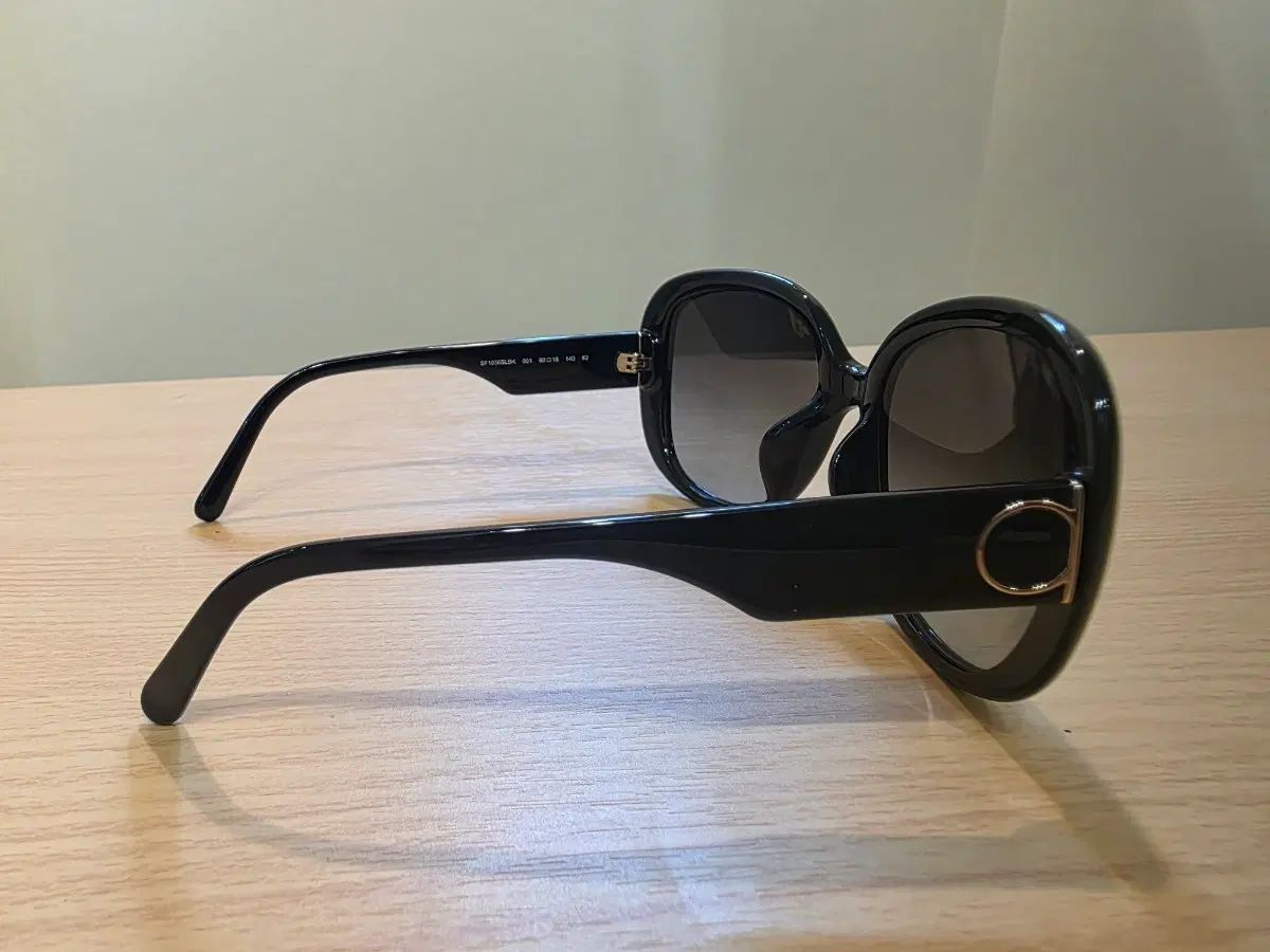 FERRAGAMO フェラガモ ブラック サングラス SF1036SLBK 19,340円