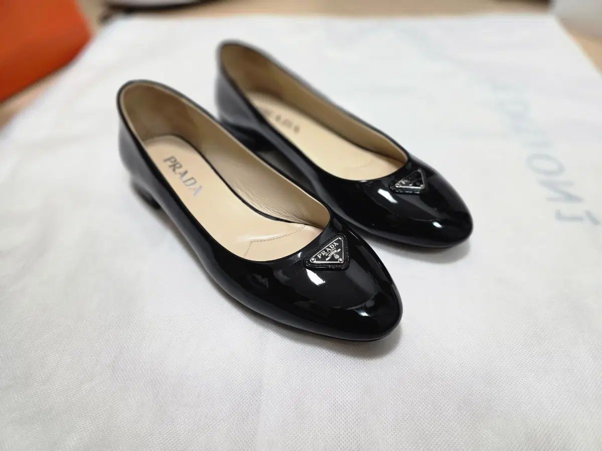 プラダ ペンダント フラット バレリーナ 37 5