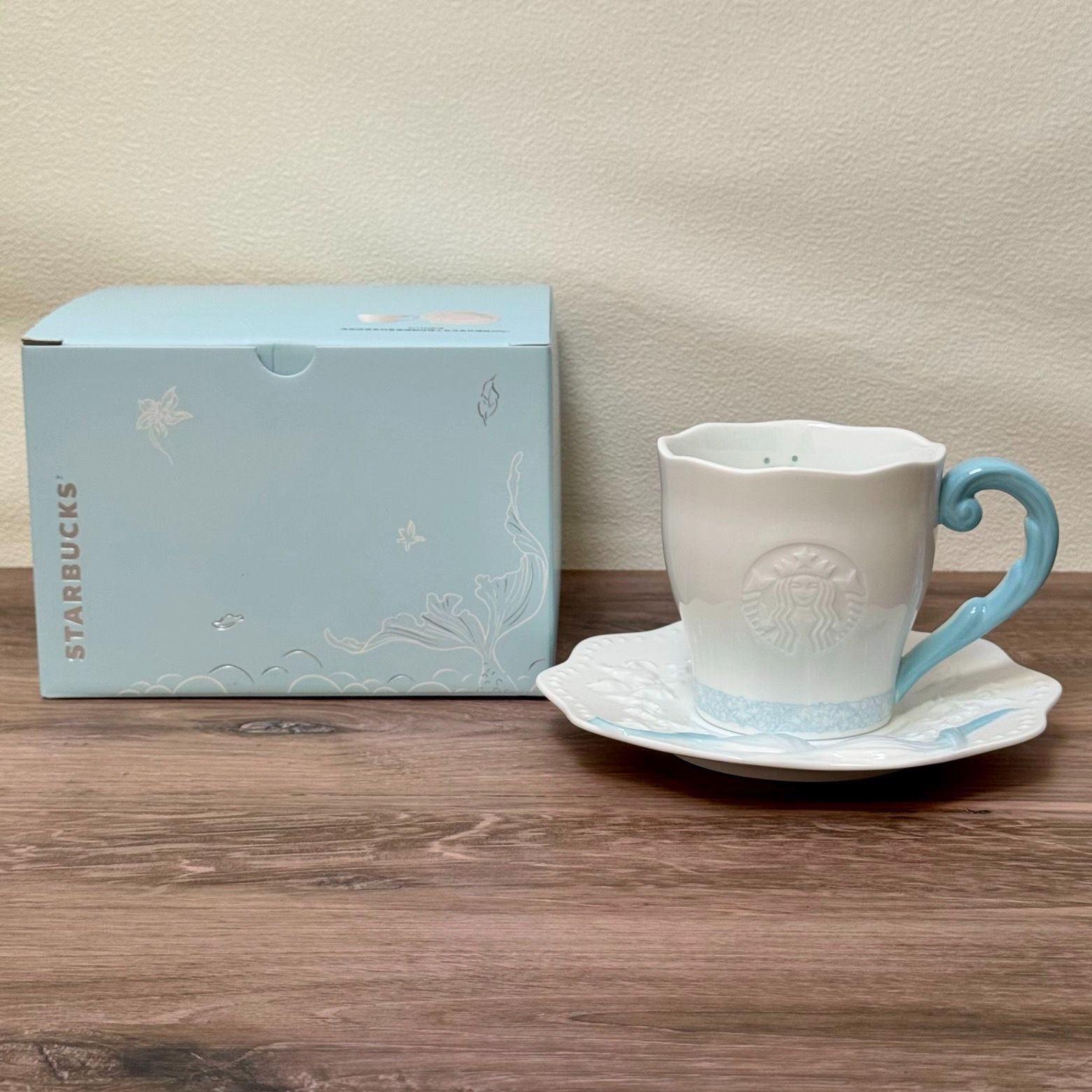 【新作】Starbucks スターバックス 300ml 景徳鎮製 パール磁器 マグカップ＆ソーサー 人魚 サイレン 立体フィッシュテール レリーフ カップ＆プレート セット 6,374円