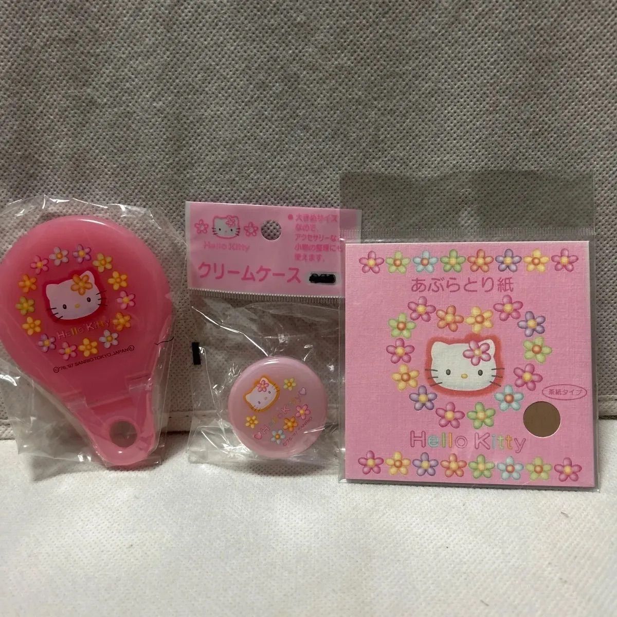 Hello kitty 1997 Kauhana hand mirror, cream case, oil paper