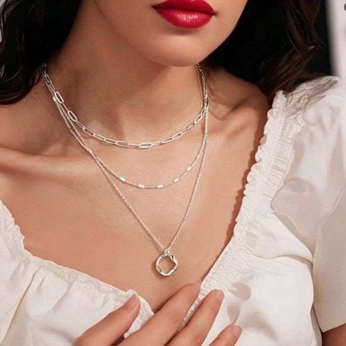 ジュエリー レディース ネックレス ペンダントネックレス 1個 ファッション マルチレイヤー モビウスループネックレス、トリプルツイストペンダントネックレス、女性の結婚式パーティー用に適しています