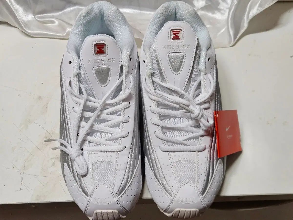 NIKE ナイキ ショックス R4 白 メタリック 275 新品