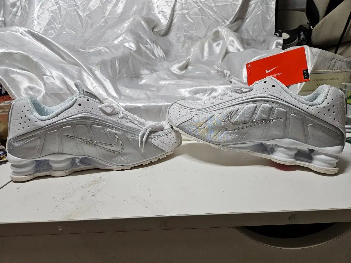 NIKE ナイキ ショックス R4 白 メタリック 275 新品