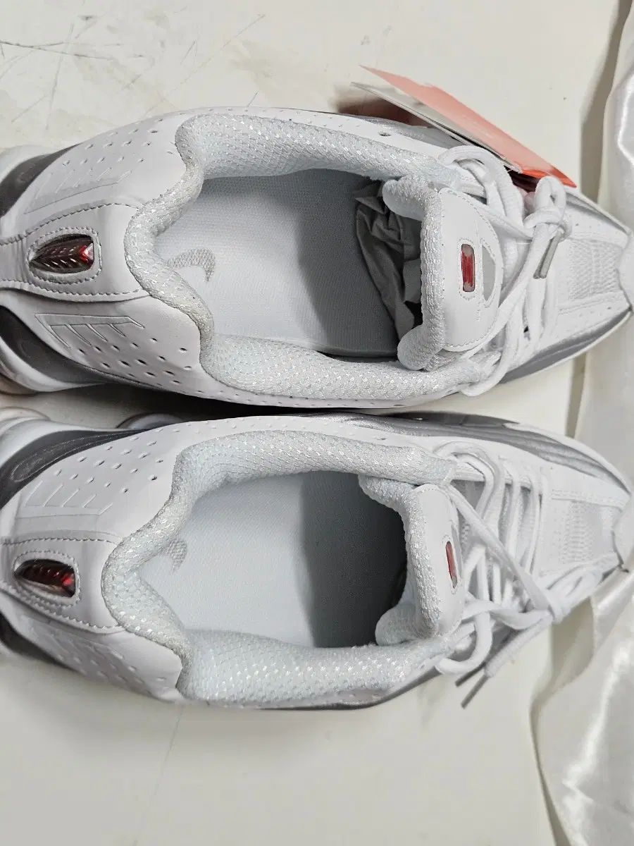 NIKE ナイキ ショックス R4 白 メタリック 275 新品
